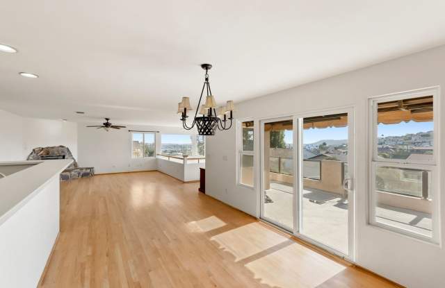 Large deck overlooking Expansive View of San Diego Bay! Double Car garage! Large backyard! WOOD FLOORS , CUL DE SAC , photos photos