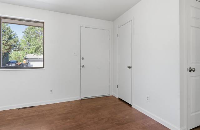 3 bed 2 bath tri-level in Acres Green! Gallery 4