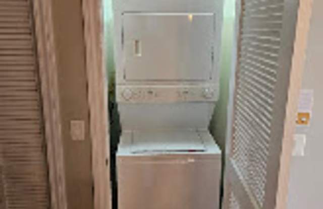 Stunning 2 Bed, 2 Bath Condo with Garage Parking & Private Outdoor Space in Rogers Park! Gallery 4