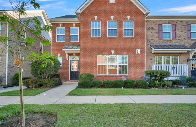 Luxury Townhome Living in New Town – Steps to Trader Joe’s! Gallery 4
