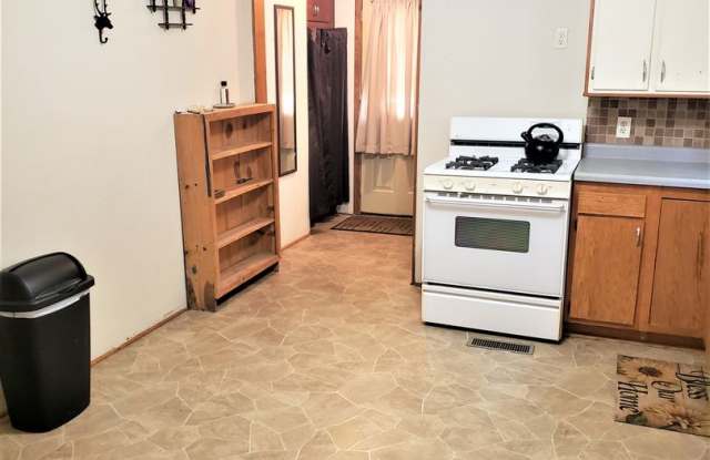 Cozy 3 bed 1 bath house Available photos photos