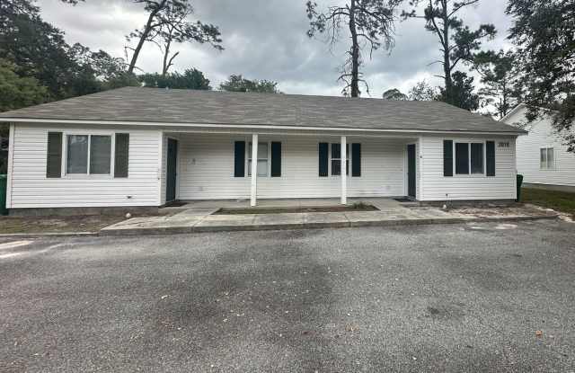 2 bed/ 2 bathroom Duplex in the heart of Valdosta - 2010 Melrose Drive, Valdosta, GA 31602