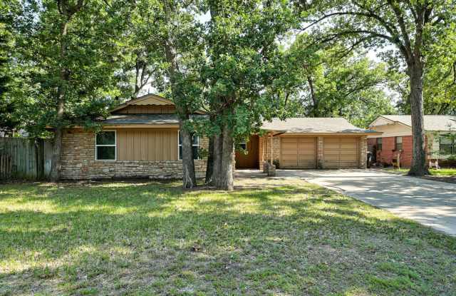 Charming 3-Bed, 1.5-Bath Home with 2-Car Garage Near NW 23rd & MacArthur Gallery 3