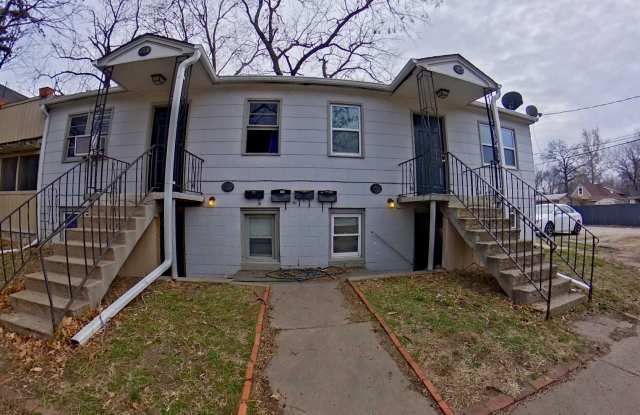 3D Tour Available + Centrally located 1 bedroom apartment with Washer and Dryer on site! Available June 3rd! - 712 North 8th Street, Manhattan, KS 66502