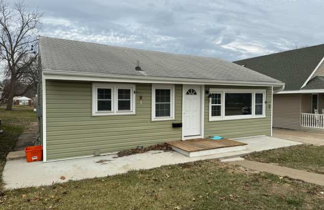 Well-maintained 2-bedroom, 1-bath house in a great location photos photos