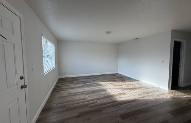817 Redwood Avenue Gallery 4