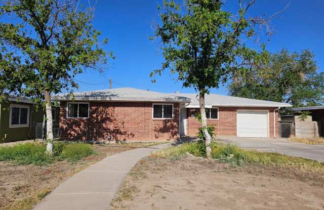 3 Bedroom / 2 Bath Home with Refrigerated Air & 1-Car Garage 6 Month Lease! Gallery 3