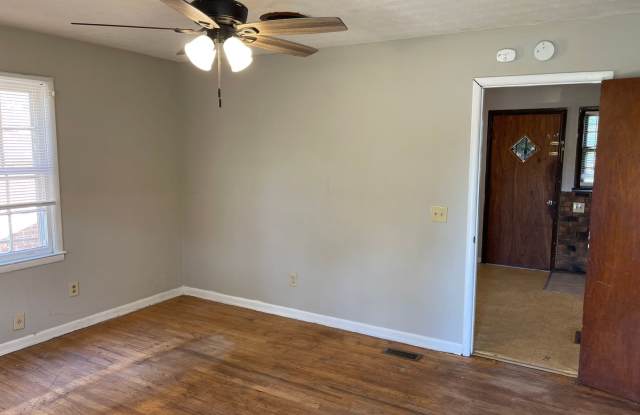 3 Bedroom, 1 Bathroom. Available March! Gallery 4