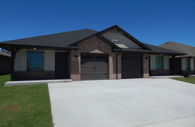 2 Bedroom 2 Bath 1 Car Garage Duplex - Great location close to the Broadway Extension and 8 minutes from downtown OKC photos photos