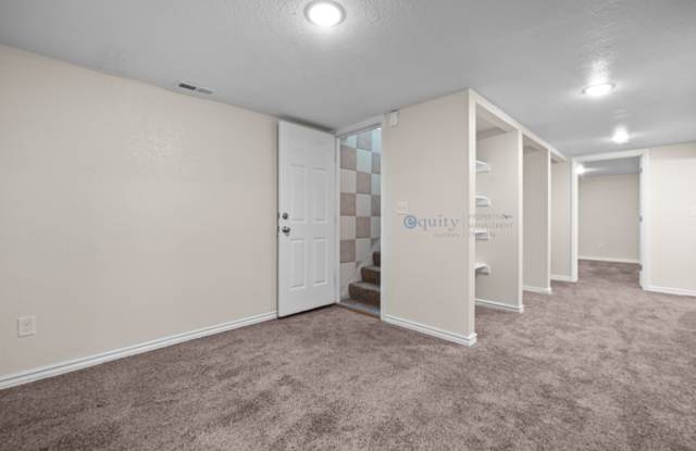 3193 Montclair St - DOWN Gallery 3