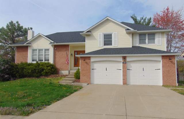 Wonderful 4 Bed 3.5 Bath House In S. Columbia! - 1209 South Bridgewood Drive, Columbia, MO 65203 Wonderful 4 Bed 3.5 Bath House In S. Columbia! - 1209 South Bridgewood Drive, Columbia, MO 65203