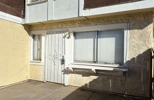 Charming 2 bedroom townhome in Phoenix! photos photos