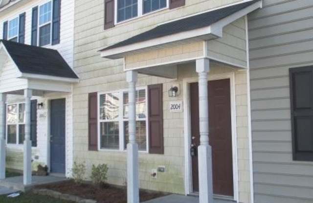 Cozy 2 Bedroom Townhouse-2004 Banister Loop - 2004 Banister Loop, Jacksonville, NC 28546