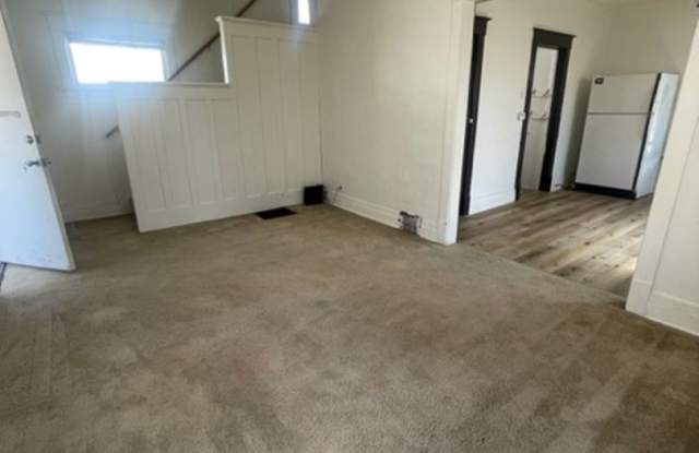 2 Bed - 1 bath house for Rent! **1/2 OFF 1st MONTH RENT!!** - 519 Magnolia Parkway, Waterloo, IA 50701