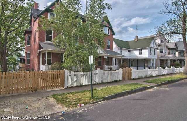 533 Quincy Avenue Gallery 3
