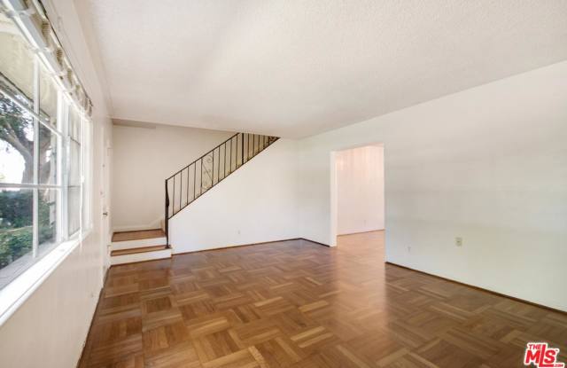 5120 VILLAGE GREEN Gallery 3