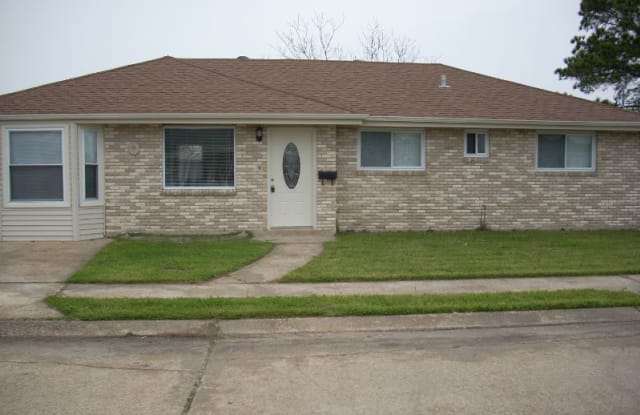 2920 Dauterive dr - 2920 Dauterive Drive, Chalmette, LA 70043