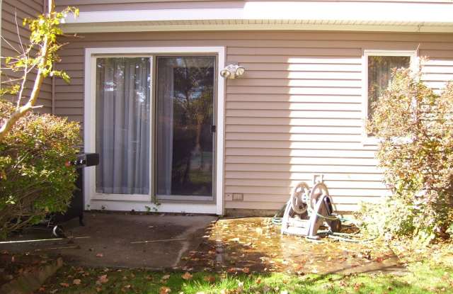 2 Bed, 2.5 Bath, Townhouse in Rolling Oaks Gallery 1