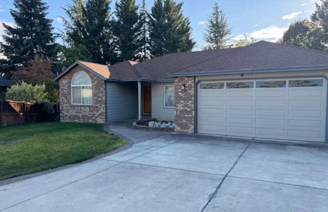 SPACIOUS HOME NESTELED IN THE HILLS OF EAST MEDFORD Gallery 3