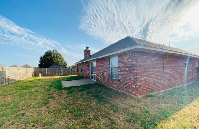 Freshly remodeled, 4 bed, 2 bath house in Mustang Gallery 3
