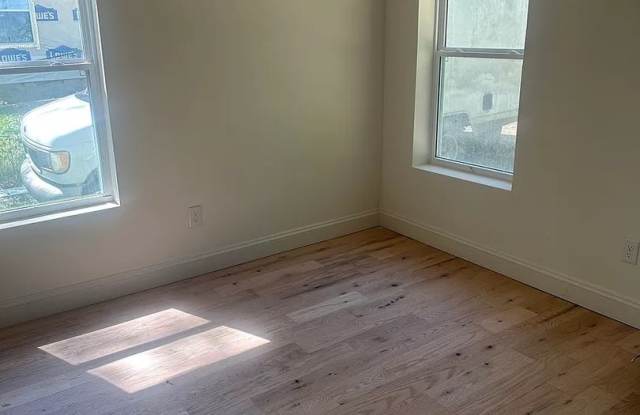 Room in 3 Bedroom Home at Dixon Cir Gallery 4