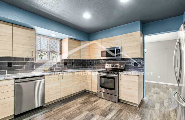 Gorgeous Home with Central AC and Washer/Dryer Gallery 4