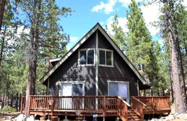 Cozy Cottage located Near Heavenly Ski Area! Avail. for a 3-6 month Seasonal lease or a long term lease starting 10/25/25! photos photos
