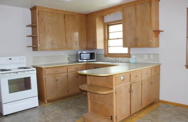 South Minneapolis Single Family Home, 1.5 Baths, Attached Garage, Fenced Yard, Central Air Gallery 4