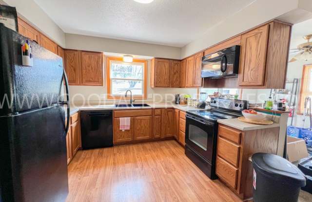 Price Reduction!! 4 bedroom home in Des Moines with a 2 car garage and fenced in backyard!!! Gallery 3