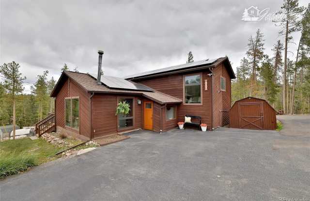 Beautiful 3-Bedroom Mountain Home with Hot Tub, Expansive Deck & Direct Trail Access Gallery 3