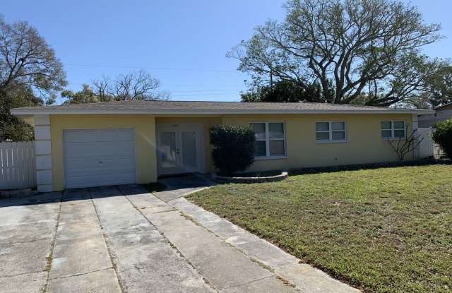 3 Bed 1 Bath Home with fenced yard in quiet neighborhood - 7445 17th Way North, St. Petersburg, FL 33702