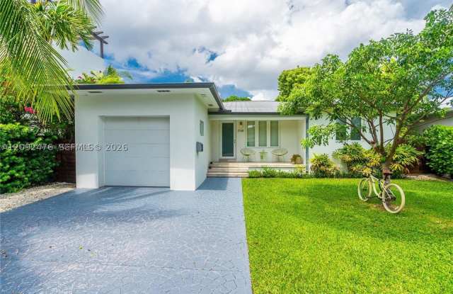 1749 Bay Dr Gallery 1