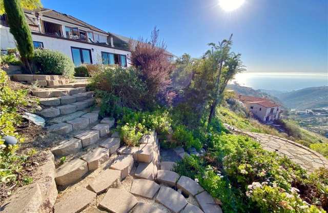 2586 Temple Hills Drive Gallery 4