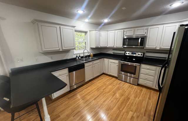 3 Br/2.5 Bath Townhouse - Located near Ruby Memorial Hospital - Available Now Gallery 4