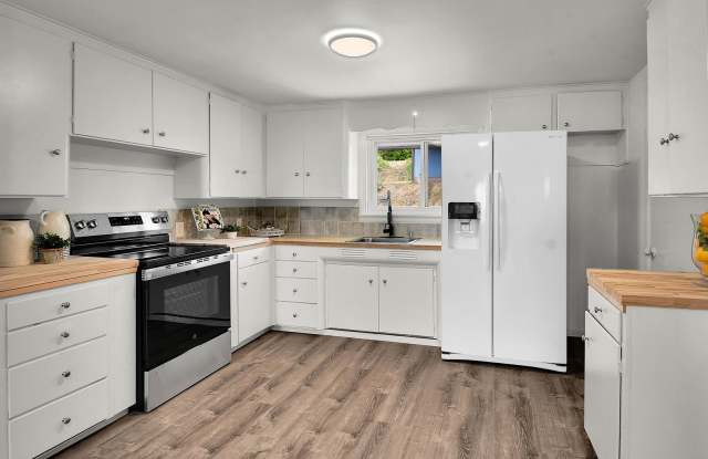 Spacious 5-Bedroom Home with Two Kitchens and Mountain Views in Tacoma Gallery 3