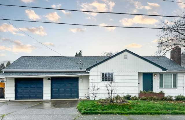 Charming 3 Bedroom Home Lebanon Home with Large Fenced Yard! **$500.00 Off First Full Month's Rent!!** - 515 East Elmore Street, Lebanon, OR 97355