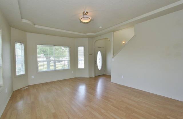 Spacious Home on Quiet Cul-de-Sac Gallery 3
