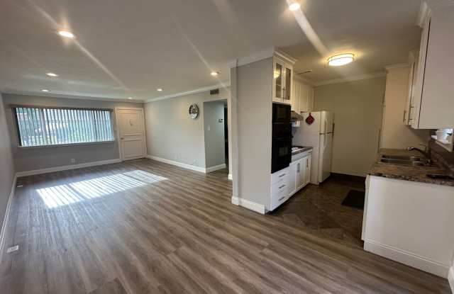Clean two Bedroom Condo with Pool and Backyard Gallery 3