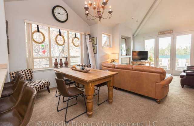 Beautiful Townhouse in Broken Top with Two Primary Suites Gallery 4