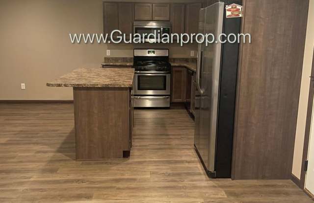 Lakeville, Middle Unit Town Home, 2.5 Baths, 2 Car Garage, Pets Welcome, New Carpet photos photos