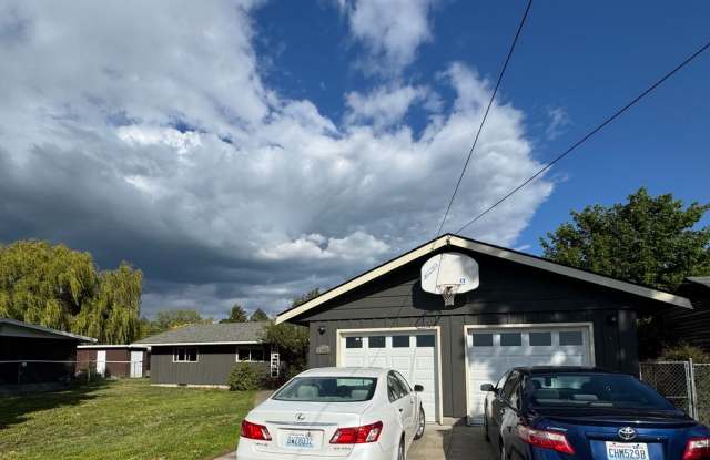 Spacious 5 Bedroom Rental by Park photos photos