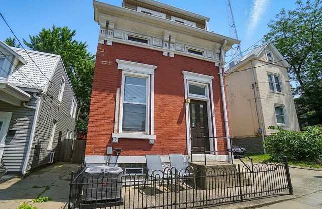 4 Bed/2 Bath on Emming Mins. from UC Campus for Only $785/pp ($3140/mo) w/Garage Parking Gallery 1