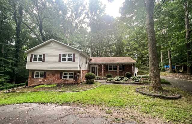 Remarkable Home With Spacious Deck And Detached Parking In A Quiet Cul De Sac In Woodbine Woods photos photos