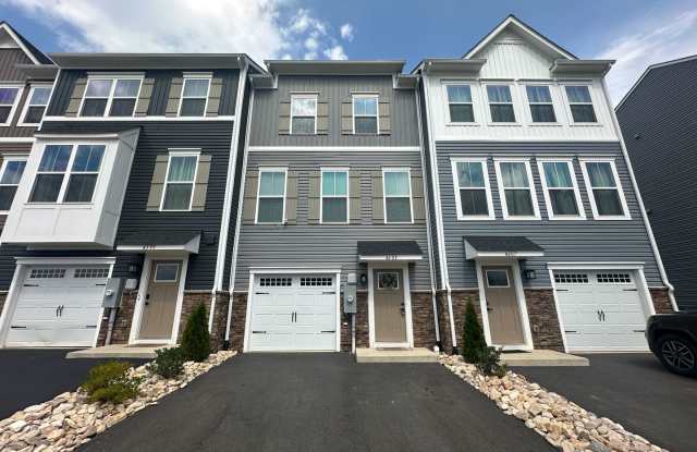 Modern 3-Level Townhome with Garage – Unbeatable Location! Gallery 1