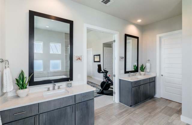 6025 Seville Drive Gallery 3
