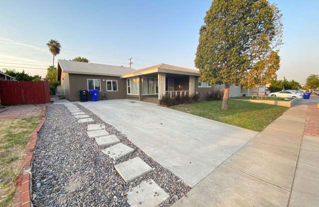 Large 7BD/3BA House in a Prime Area, Great Yard! Gallery 1