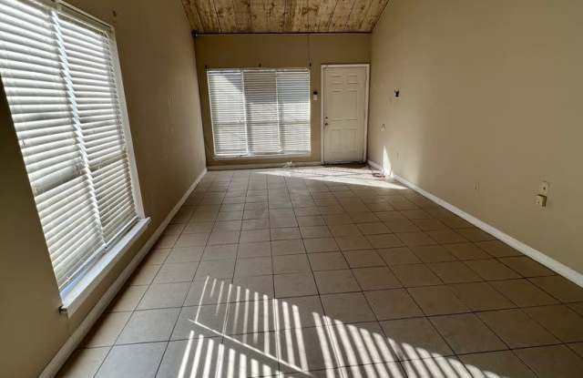 Must See 2 bedroom 2 bath Garden Home Duplex Brightside View  Near LSU Available NOW! Gallery 3