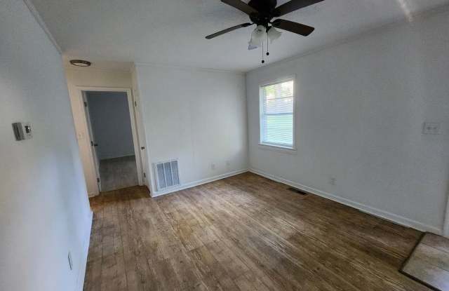 Room in 3 Bedroom Home at Monticello St photos photos