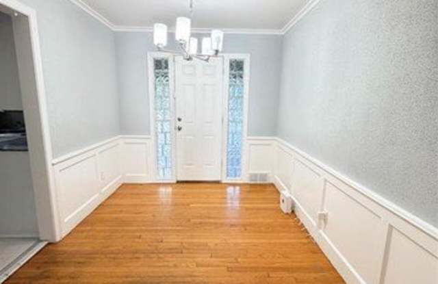 17550 Shaftsbury Avenue Gallery 4