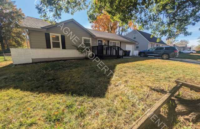 Unique single family home with second unit in finished basement - 4105 East 107th Terrace, Kansas City, MO 64137